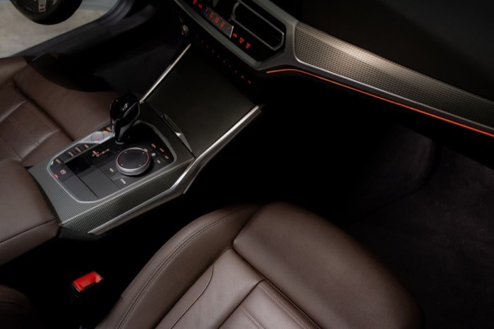 Interior de carro de luxo impecável com bancos em pele