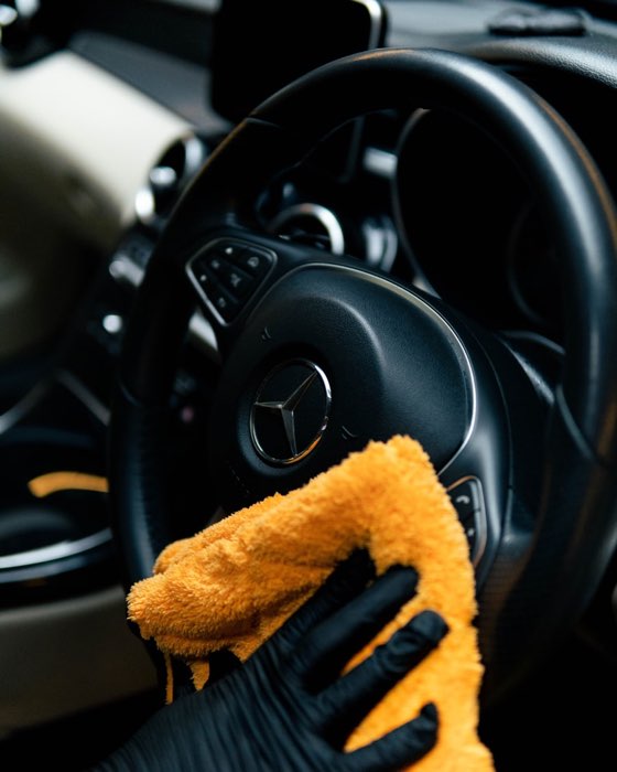 Limpeza do volante e interior com pano de microfibra